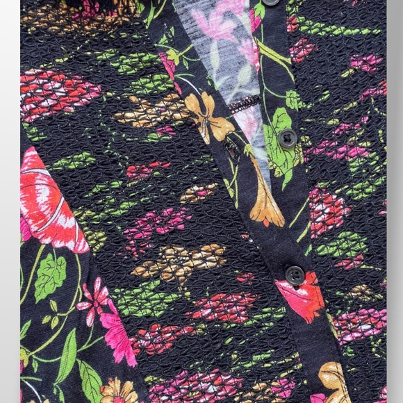 Anthropologie Akemi + Kim Sleevless Floral Blouse - Picture 9 of 9